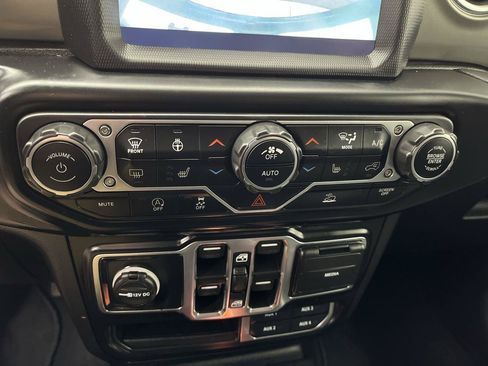Used 2022 Jeep Wrangler Unlimited Sahara w/ Cold Weather Group AWD/4WD image 21
