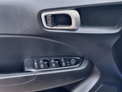 Used 2024 Hyundai Venue SE FWD image 14