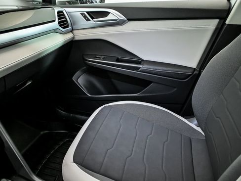 Used 2025 Volkswagen Taos SE w/ Panoramic Sunroof Package image 24