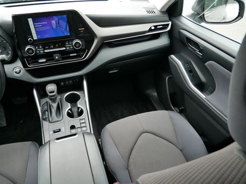 Used 2023 Toyota Highlander L image 11