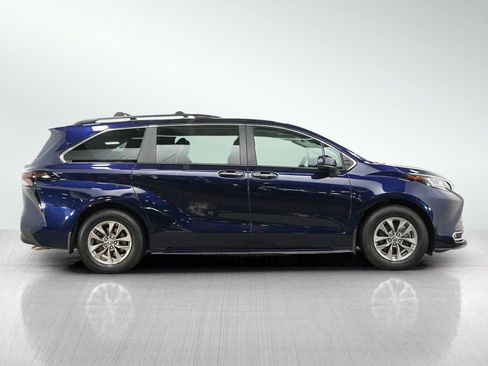 Used 2023 Toyota Sienna XLE AWD/4WD image 6