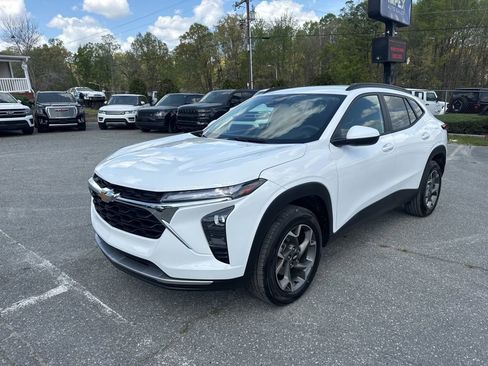 Used 2025 Chevrolet Trax LT image 1