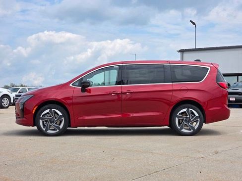 New 2027 Chrysler Pacifica Limited AWD/4WD image 5