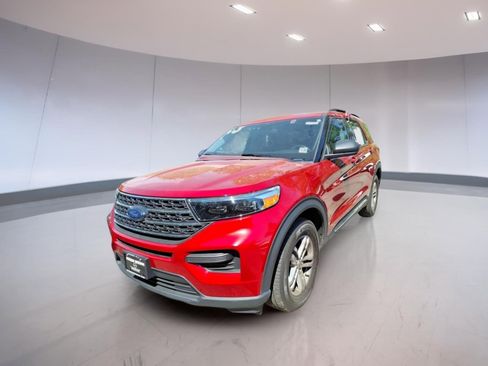 Used 2023 Ford Explorer XLT AWD/4WD image 2