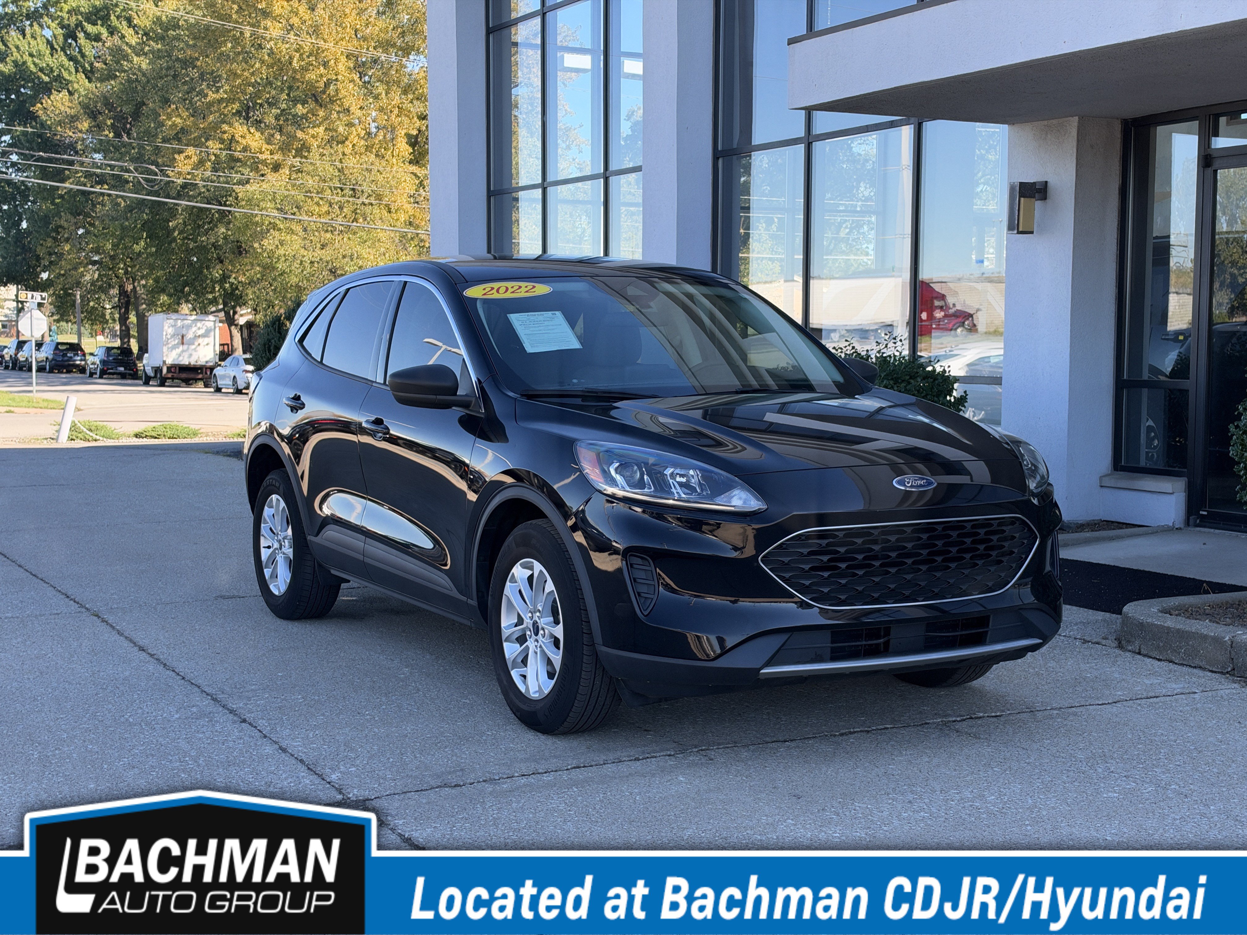 Used 2022 Ford Escape SE w/ Cold Weather Package AWD/4WD image 1