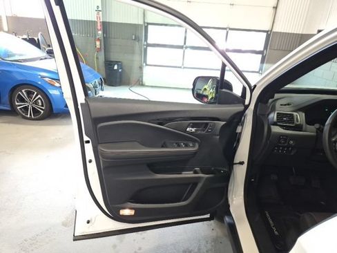 Used 2025 Honda Ridgeline Black Edition image 10