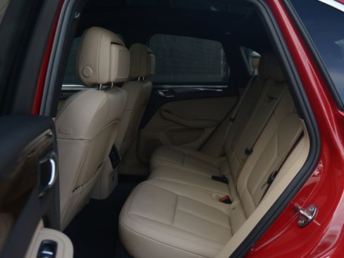 Certified 2025 Porsche Macan image 31