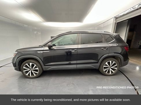 Used 2022 Volkswagen Taos SE image 2