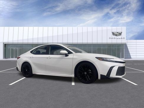 Used 2025 Toyota Camry SE FWD image 1