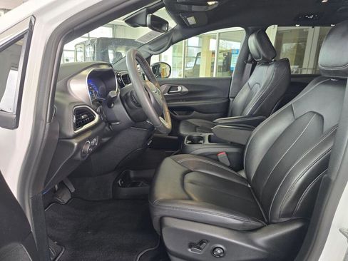Used 2025 Chrysler Pacifica Select image 21