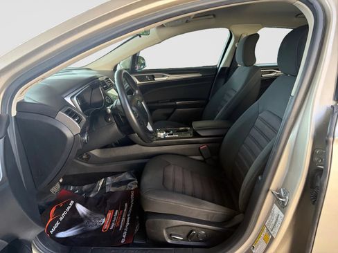 Used 2017 Ford Fusion SE w/ Fusion SE Technology Package FWD image 12