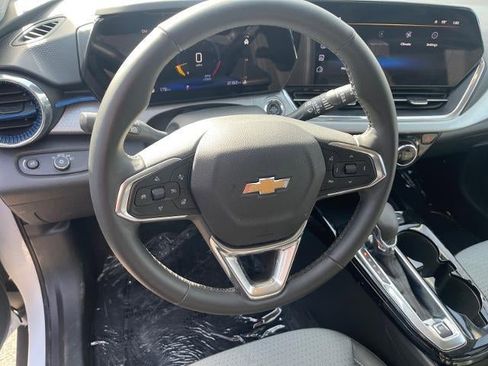 Used 2025 Chevrolet Trax LT w/ LT Convenience Package image 9