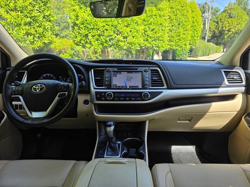 Used 2019 Toyota Highlander XLE AWD/4WD image 15