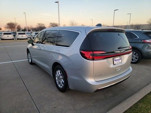 Used 2024 Chrysler Pacifica Touring-L image 7