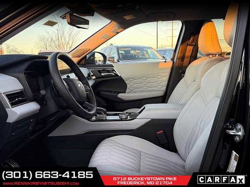 Used 2025 Mitsubishi Outlander Platinum Edition image 10