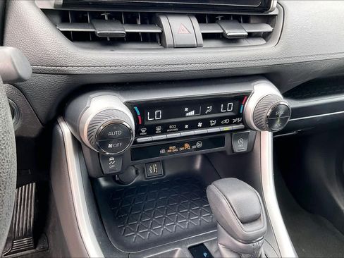 Used 2025 Toyota RAV4 XLE FWD image 63