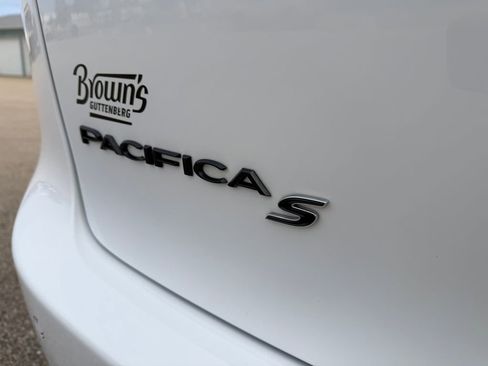 Used 2023 Chrysler Pacifica Touring-L w/ S Appearance Package image 10