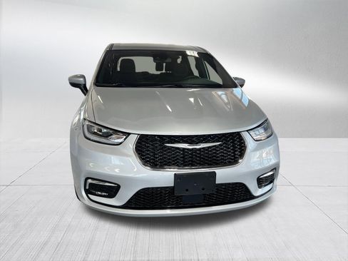 Used 2023 Chrysler Pacifica Touring FWD image 3