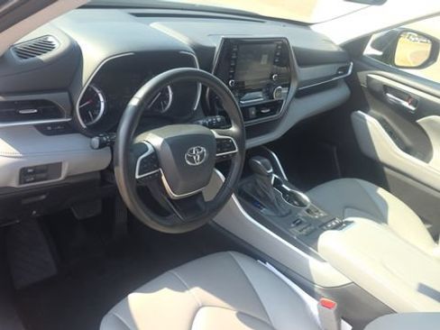 Used 2022 Toyota Highlander XLE AWD/4WD image 12