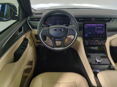 Used 2025 Jeep Grand Cherokee Limited w/ Luxury Tech Group II image 19