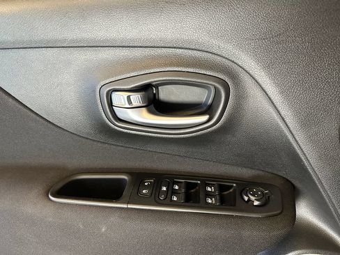 Used 2020 Jeep Renegade Latitude w/ Cold Weather Group AWD/4WD image 18