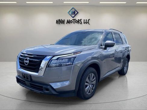 Used 2025 Nissan Pathfinder SV image 1