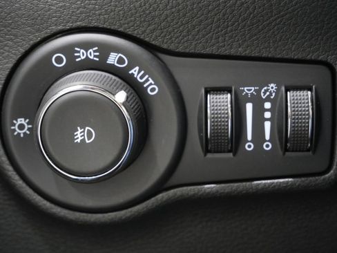 Used 2025 Jeep Compass Limited image 13