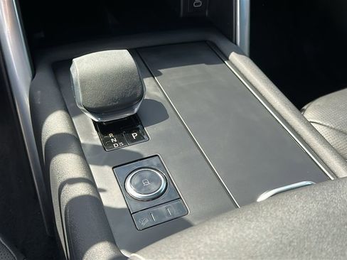 Used 2025 Land Rover Discovery Dynamic SE image 19