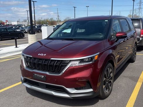 Used 2024 Kia Carnival EX image 1