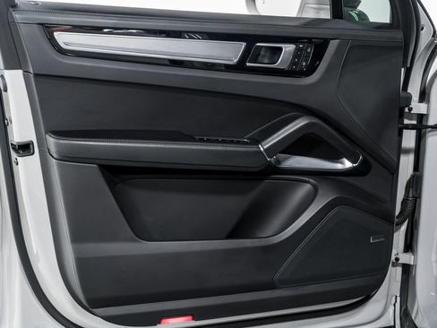 Used 2022 Porsche Cayenne Turbo AWD/4WD image 9