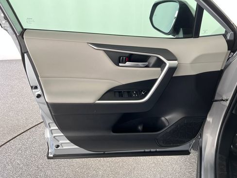 Used 2020 Toyota RAV4 XLE w/ Convenience Package image 12