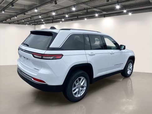 Used 2023 Jeep Grand Cherokee Laredo AWD/4WD image 7