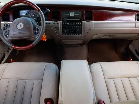 Used 2003 Lincoln Town Car Signature image 2