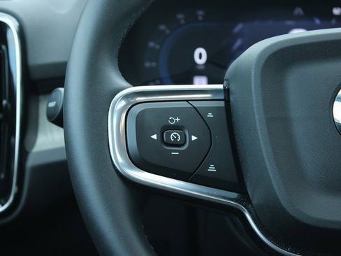 Used 2025 Volvo XC40 B5 Plus image 27