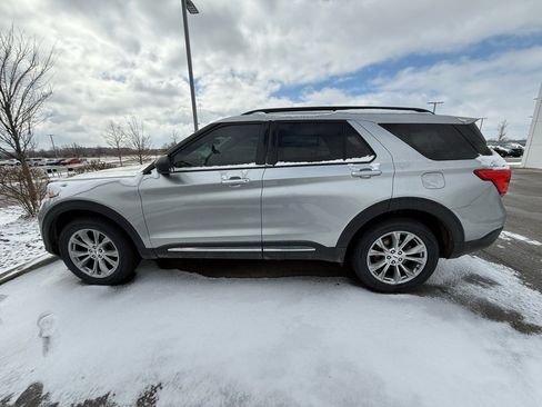 Used 2020 Ford Explorer XLT w/ Equipment Group 202A image 5