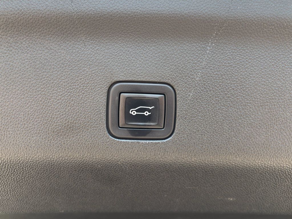 Used 2023 Chevrolet Tahoe Z71 w/ Luxury Package AWD/4WD image 11