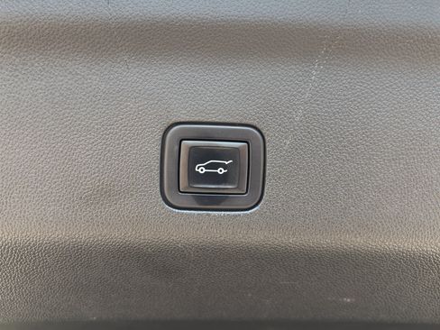 Used 2023 Chevrolet Tahoe Z71 w/ Luxury Package AWD/4WD image 11