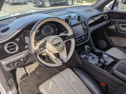 Used 2018 Bentley Bentayga Onyx Edition image 13
