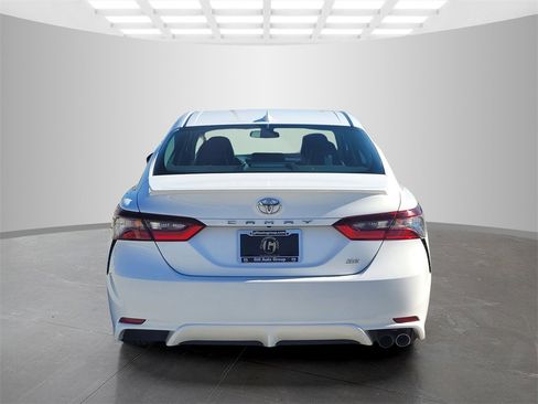 Used 2022 Toyota Camry SE image 5