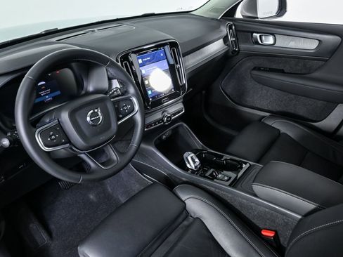 Certified 2025 Volvo XC40 B5 Plus image 6