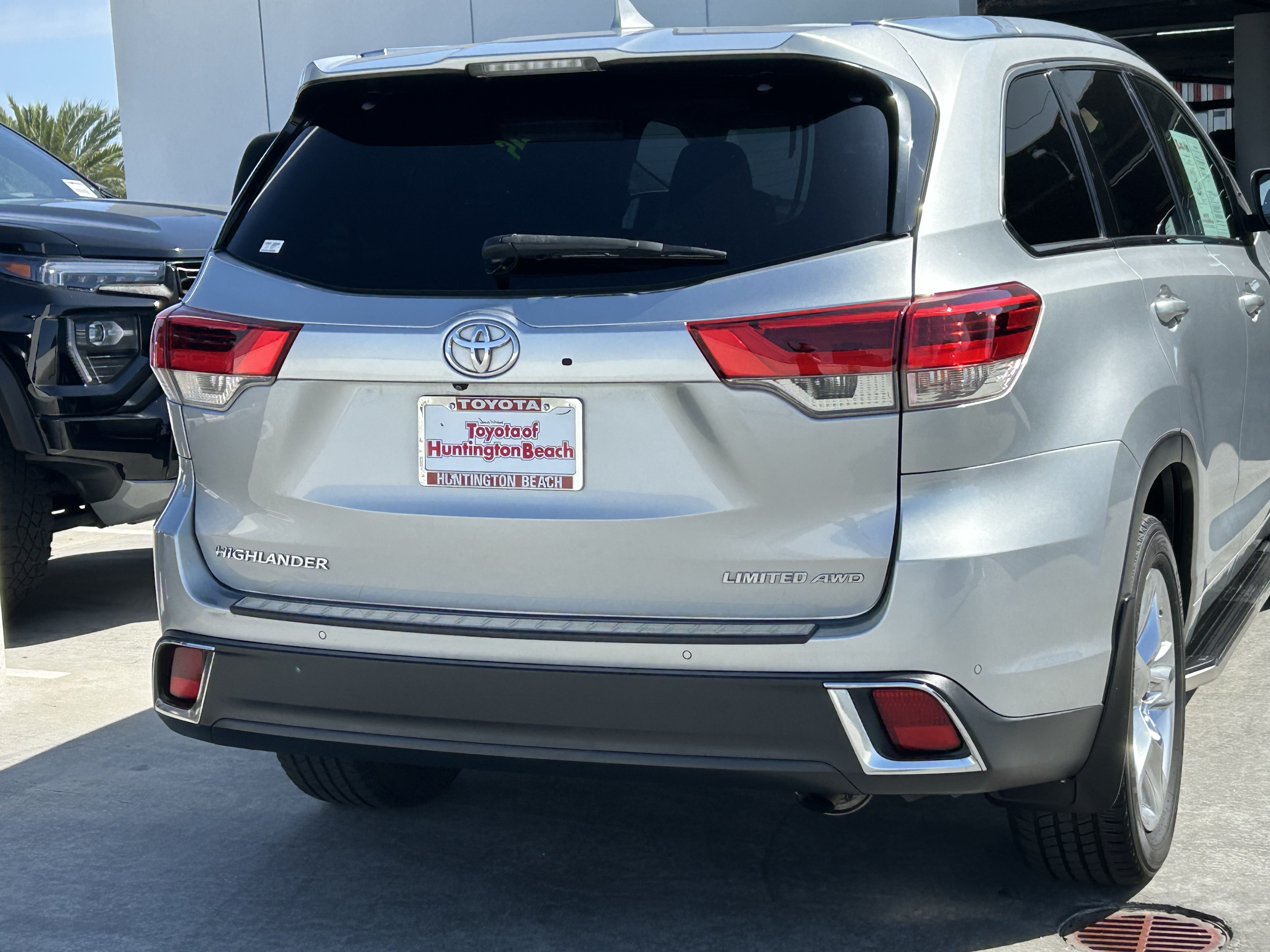Used 2017 Toyota Highlander Limited w/ Carpet Mat Package AWD/4WD image 4