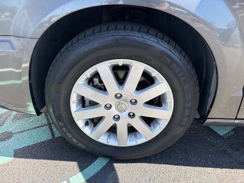 Used 2016 Chrysler Town & Country Touring image 10