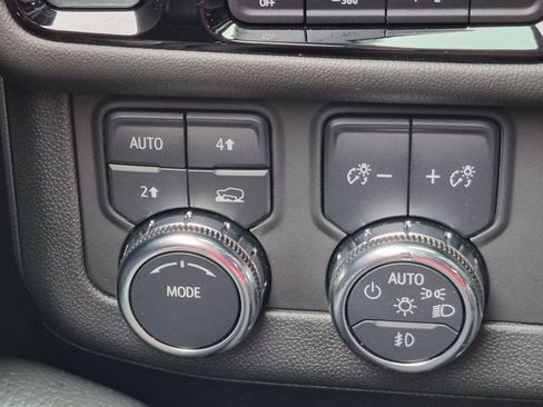 Used 2025 GMC Yukon XL Denali AWD/4WD image 12