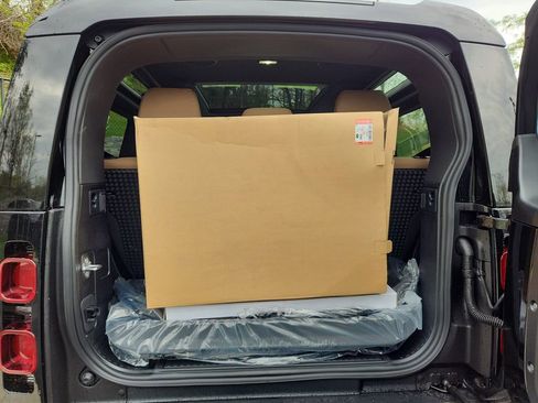 New 2025 Land Rover Defender 90 X-Dynamic SE image 13