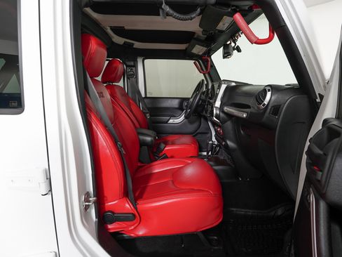 Used 2015 Jeep Wrangler Unlimited Rubicon image 8