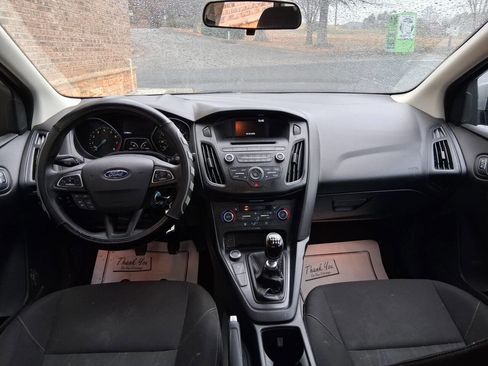Used 2017 Ford Focus SE image 2