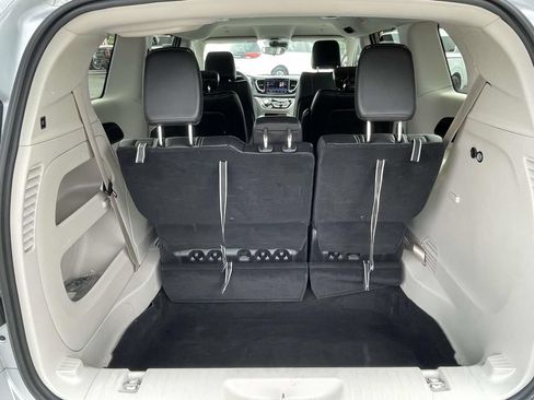 Used 2024 Chrysler Pacifica Touring-L FWD image 9