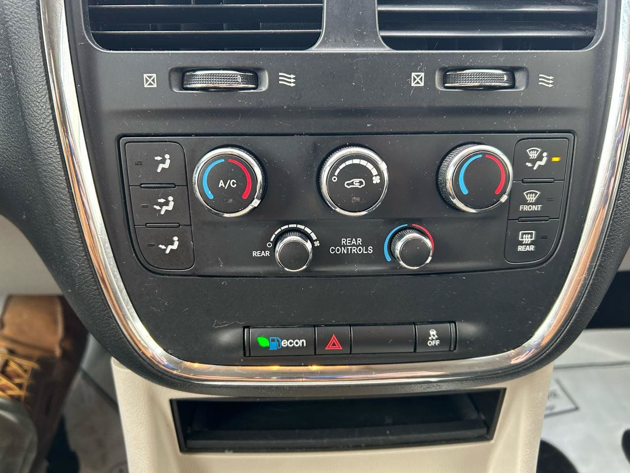 Used 2016 Dodge Grand Caravan SXT FWD image 22