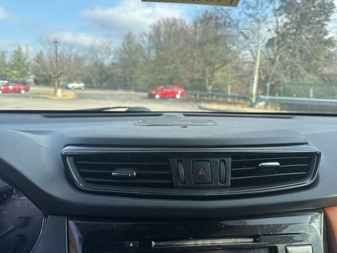 Used 2018 Nissan Rogue SL w/ Premium Package image 30