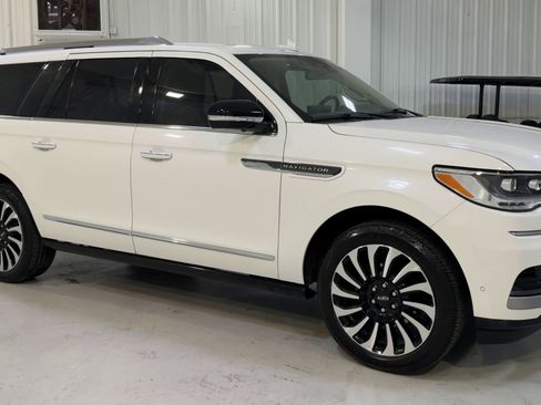 Used 2023 Lincoln Navigator L Reserve image 3